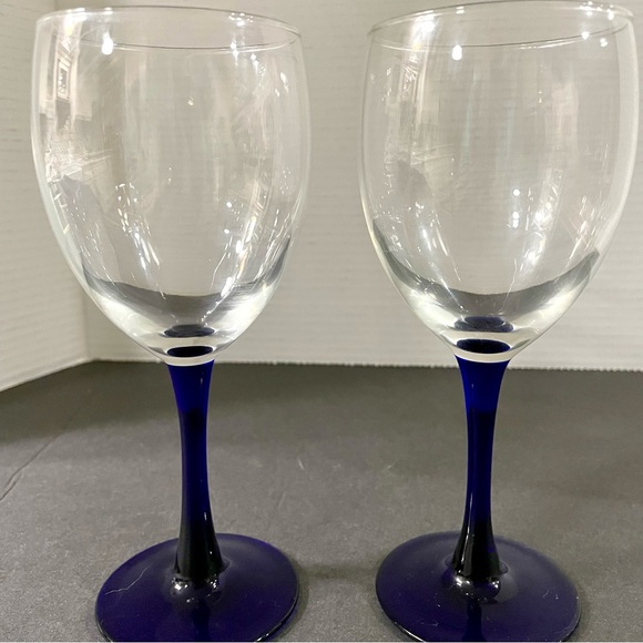 Set of 2 Wine Goblets Clear Glass Cobalt Blue Stems 7 1/4” Tall Barware Wine - Picture 2 of 8